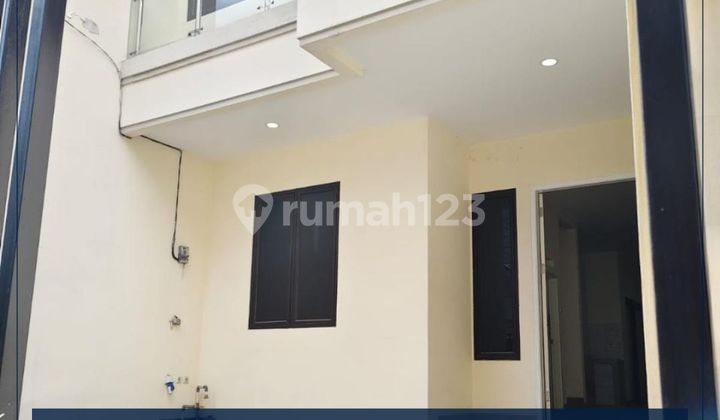 Dijual / Disewa - Rumah Tinggal Siap Huni Lokasi Sangat Strategis Row Jalan 2 Mobil & Bisa KPR Di Taman Ratu, Jakarta Barat