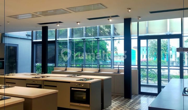 Dijual Cepat - Gedung Komersial Lokasi Super Strategis Semi Furnished Area Parkir Luas Di Slipi, Jakarta Barat