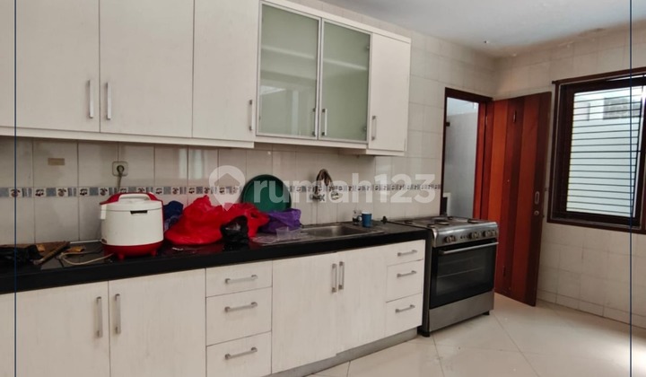 Quickly for Rent - Nice House and Very Strategic Location, 4+1 Bedrooms & 3+1 Bathrooms, With Swimming Pool in Kebayoran Baru, South Jakarta.