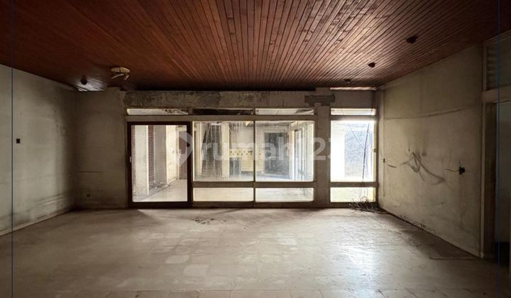 For Quick Sale - Rare Find, Land-Sized House in Commercial & Strategic Location, 2-Car Road Row, Eligible for KPR in Panglima Polim, South Jakarta.