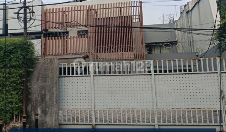 Quickly For Rent - Commercial Property in a Very Strategic Location, Ideal for Office / Restaurant / Cafe in Kebayoran Baru, South Jakarta.