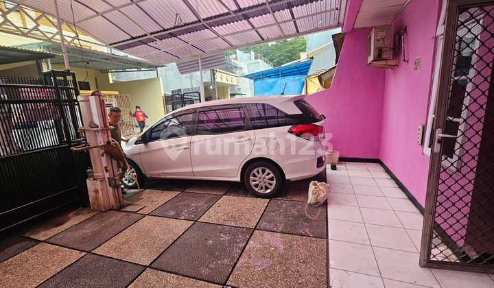 Hunian Merah Jambu Renovated 2 ½ Lantai di Kelapa Hibrida