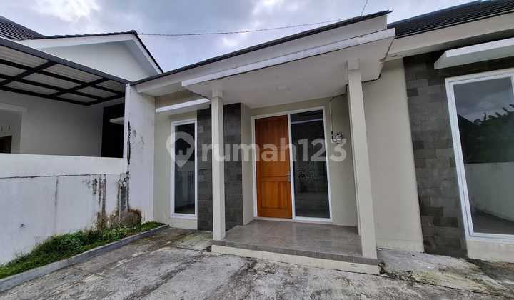 Minimalist 3-Bedroom House with Spacious Front Yard in Kalasan, Sleman