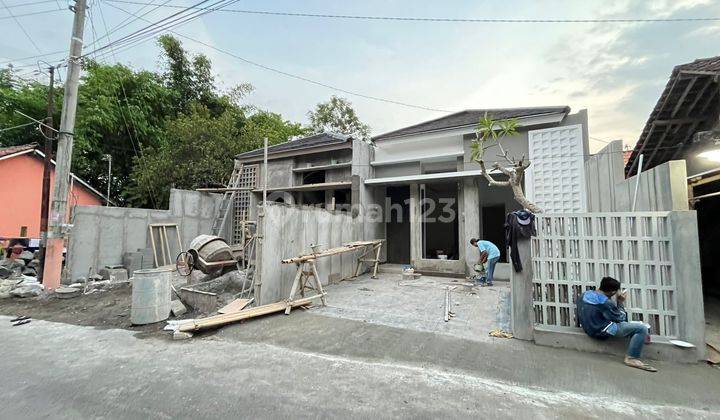 Rumah Modern Tropis SHM di Jl Sidomoyo Godean Sleman 1