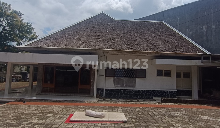 Old House Suitable for Commercial Use in Senayan, Kebayoran Baru Area