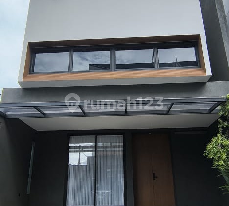 Rumah Minimalis 3 Lantai dan Baru di Veteran, Jakarta Selatan Rumah Minimalis 3 Lantai dan Baru di Veteran, Jakarta Selatan