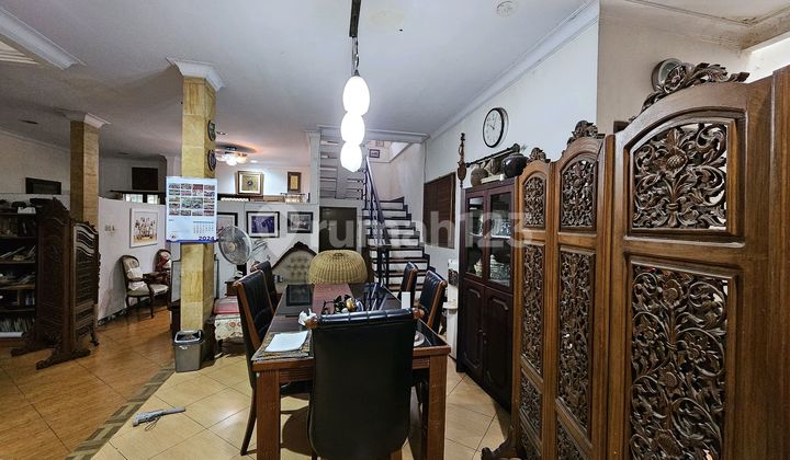 Rumah Lama View Taman di Area Dekat Pati Unuskebayoran Baru