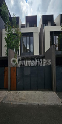 Rumah Modern Tropis di Kemangutara, Jakarta Selatan Rumah Modern Tropis di Kemangutara, Jakarta Selatan