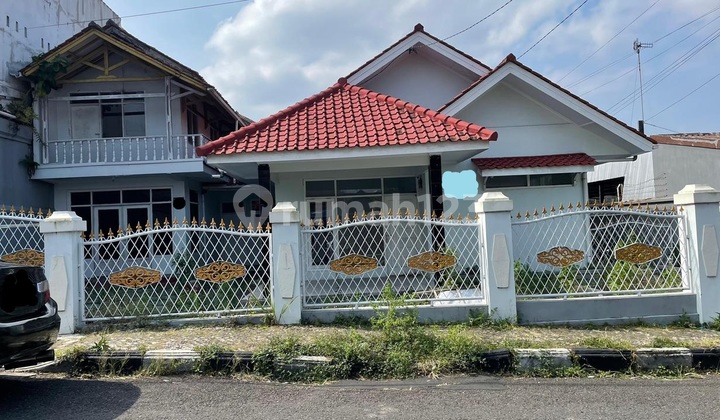 Rumah di Pinggir Jalan Akses 3 Mobil di Kuningan