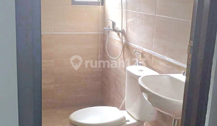 kamar mandi rumah cluster 2 lantai di