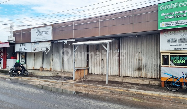 Ruang usaha dekat Rumah Sakit Umum di Cirebon Kota, Cirebon. Ruang usaha dekat Rumah Sakit Umum di Cirebon Kota, Cirebon.