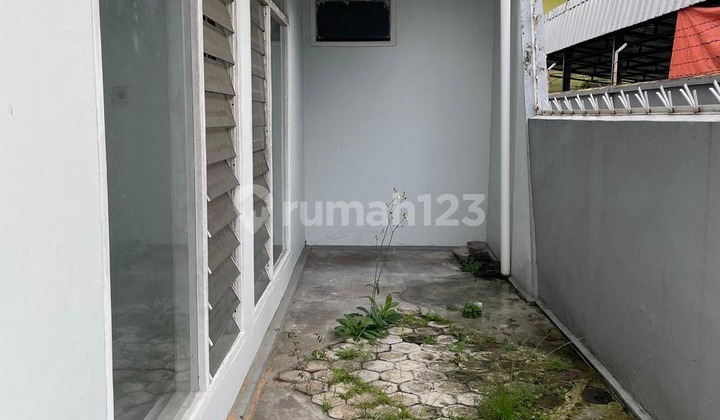 House on the Roadside with 3 Car Access in Kuningan 2