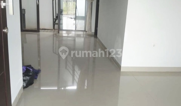 ruang tamu rumah cluster 2 lantai di