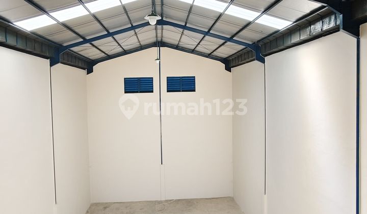 Super Strategic Warehouse Free of Extortion Prima Era M Toha High Ceiling Fits Containers Tangerang