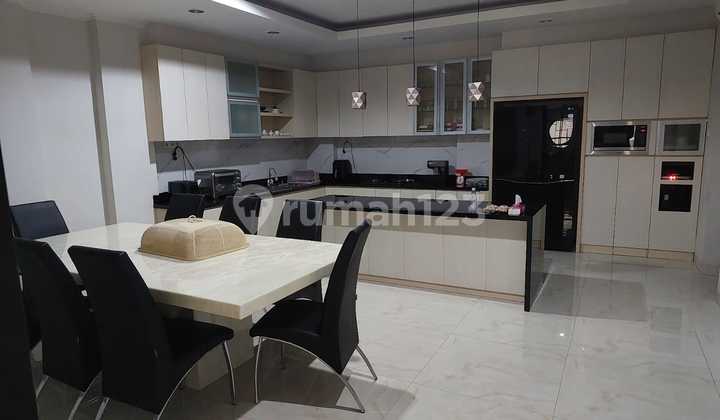 Rumah Cakep 2.5 Lantai 8X20 Lb 320M2 Full Furnished di Cluster East Asia Green Lake City 2