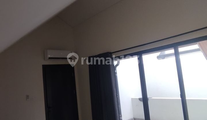 Rumah Attic Nyaman Selangkah Ke Kolam Renang Semi Furnished Kitchen Set Kompor 3kt+attic Di Leonora Gading Serpong 2