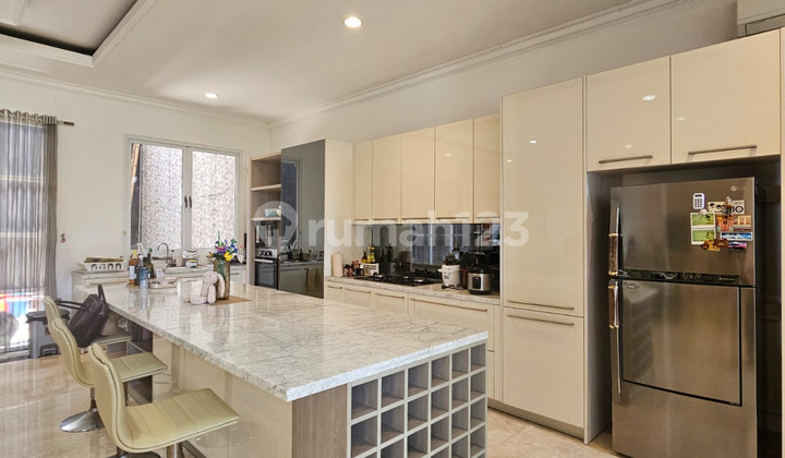 Rumah Desain Mandiri 3 Lantai Semi Furnished 7+1 Kamar Tidur SHM Hadap Selatan Hoek di Cluster Aristoteles Gading Serpong