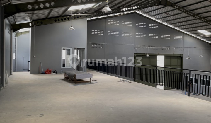Neat and Ready-to-Use Warehouse 996M2 with Office and Employee Mess, Fits 40-Foot Container, on DPR Plot in Cipondoh, Tangerang, near Alam Sutera and Green Lake City Toll. Neat and Ready-to-Use Warehouse 996M2 with Office and Employee Mess, Fits 40-Foot Container, on DPR Plot in Cipondoh, Tangerang, near Alam Sutera and Green Lake City Toll.