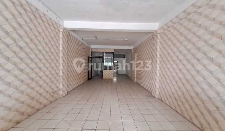 For rent: roadside shop house in Ciputat, strategic location, busy area, spacious parking. For rent: roadside shop house in Ciputat, strategic location, busy area, spacious parking.