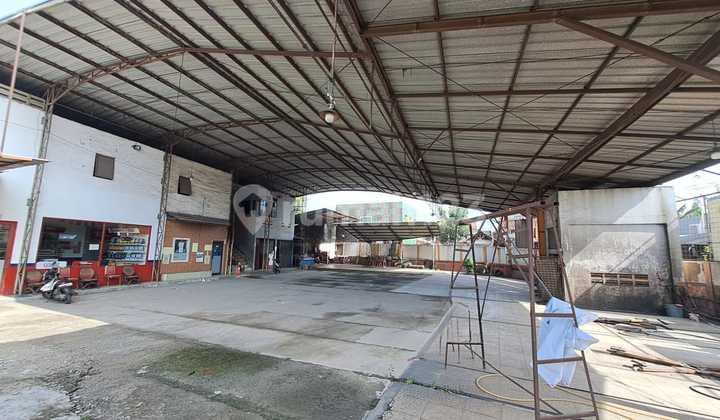 For sale land and building by the roadside in Pamulang, strategic location.