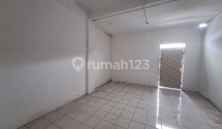 For rent: roadside shop house in Ciputat, strategic location, busy area, spacious parking. For rent: roadside shop house in Ciputat, strategic location, busy area, spacious parking.