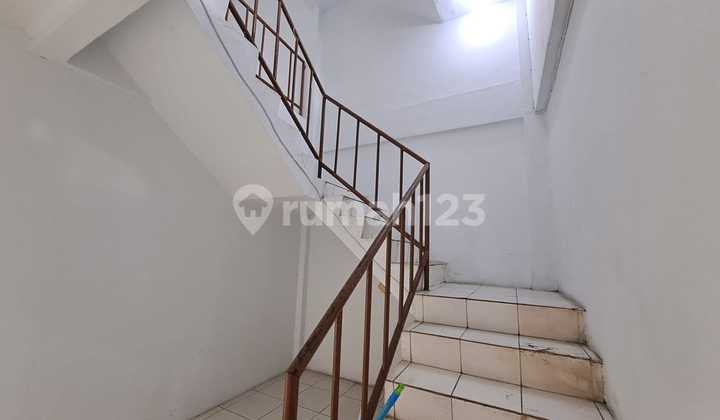 For rent: 3-storey shop house by the road in Ciputat, strategic and busy location. 2
