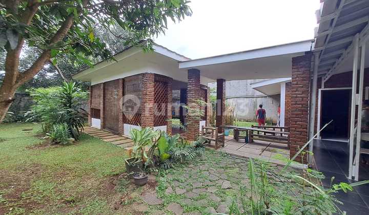 Affordable land with a ready-to-occupy building in a strategic location.