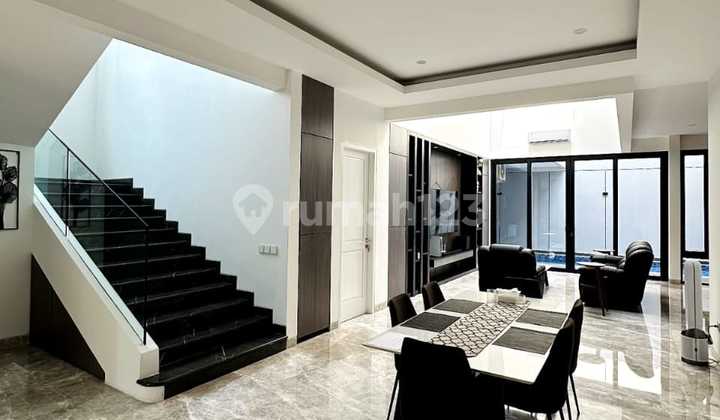 Luxury house for sale, ready to live in, strategically located in Alam Sutera, has a swimming pool, flood-free. 2