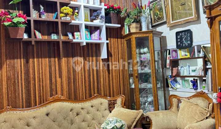 dijual rumah cantik 2 lantai siap huni di jakarta lokasi strategis 2