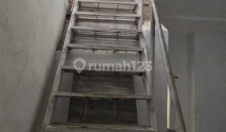 Dijual Rumah 3 Lantai di Permata Taman Palem 2