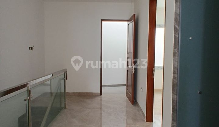 Dijual Rumah 3 Lantai di Taman Surya 5 2