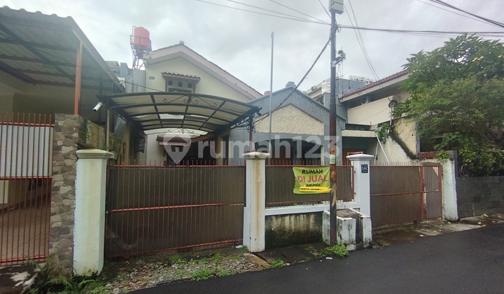 House in Kemanggisan Accessible for 2 Cars Only 20 Minutes to Thamrin Sudirman City Center House in Kemanggisan Accessible for 2 Cars Only 20 Minutes to Thamrin Sudirman City Center