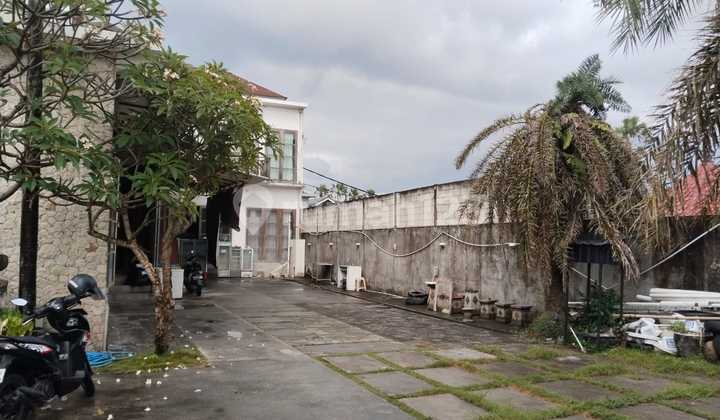 For sale: house and business premises in the commercial area of Berawa, near Atlas and Finns Beach Club, in a villa neighborhood.