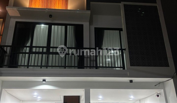 Rumah Modern 3 Lantai Fully Furnished. Akses Mudah & Strategis di Petukangan Selatan Jaksel