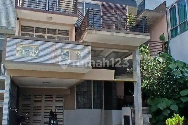 Disewakan Rumah Nyaman & Terawat, Siap Ditempati di Kebayoran Residence