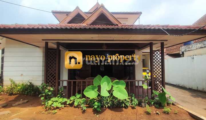 Classic House with Spacious Land Ready to Occupy in Matraman, East Jakarta