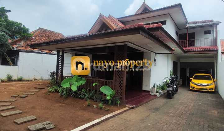 Classic House with Spacious Land Ready to Occupy in Matraman, East Jakarta