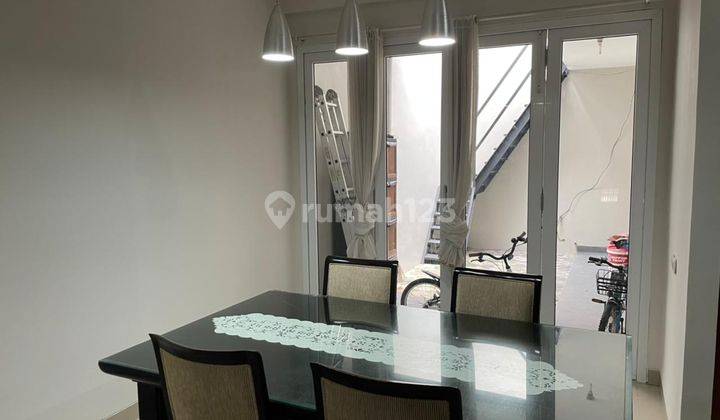 ruang makan dijual rumah 2 lantai bagus