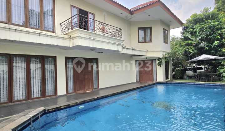 Dijual Rumah Hoek + Pool di Pondok Indah Akses Jalan 3 Mobil 