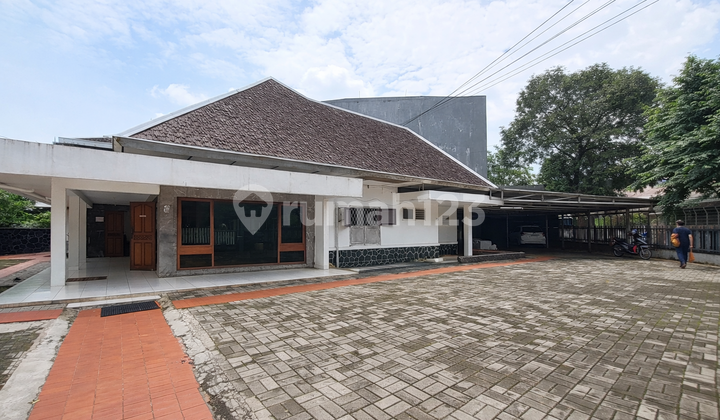 Disewakan Rumah Klasik Hoek Cocok Kantor Klinik di Kebayoran Baru