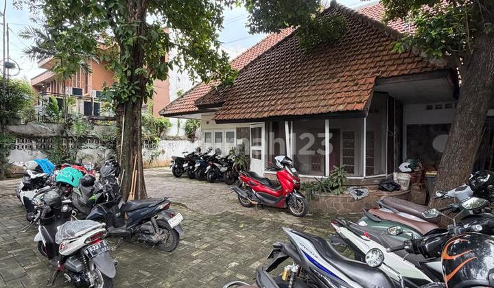 Disewakan Bangunan Clasic Cocok untuk Usaha di Kebayoran Baru Disewakan Bangunan Clasic Cocok untuk Usaha di Kebayoran Baru