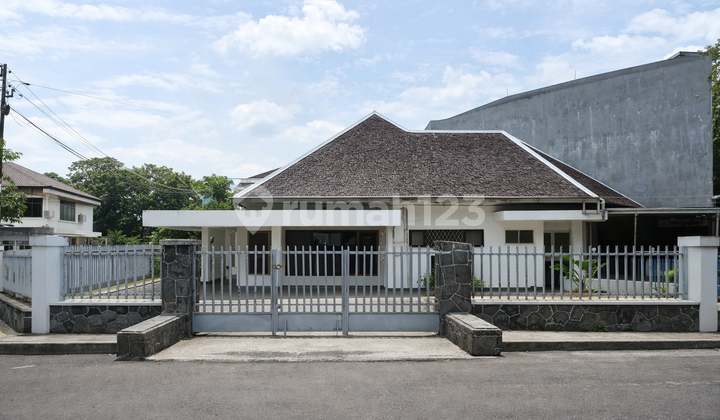 For Rent Classic Corner House Suitable for Office Clinic in Kebayoran Baru