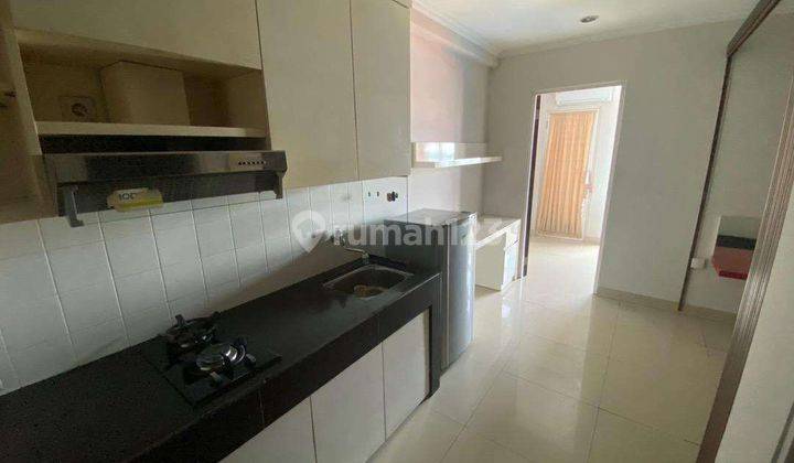 1 BR Bukan Studio Apartemen Metropolis Ada ruang tamu 2