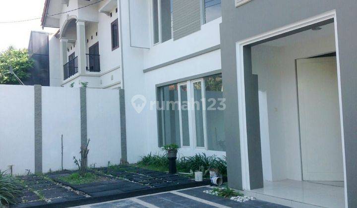 Dijual Rumah Nginden Intan Barat Row Jalan Lebar 3 Mobil

- 3 menit ke Raya Ngagel
- 5 menit ke MERR
- 10 menit ke Galaxy Mall 2