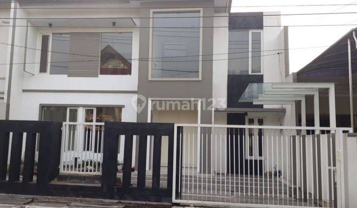 Dijual Rumah Nginden Intan Barat Row Jalan Lebar 3 Mobil

- 3 menit ke Raya Ngagel
- 5 menit ke MERR
- 10 menit ke Galaxy Mall 1