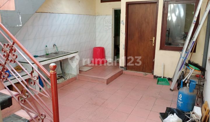 Kos Ketintang Madya House Garage Fits 4 Cars Strategic 2