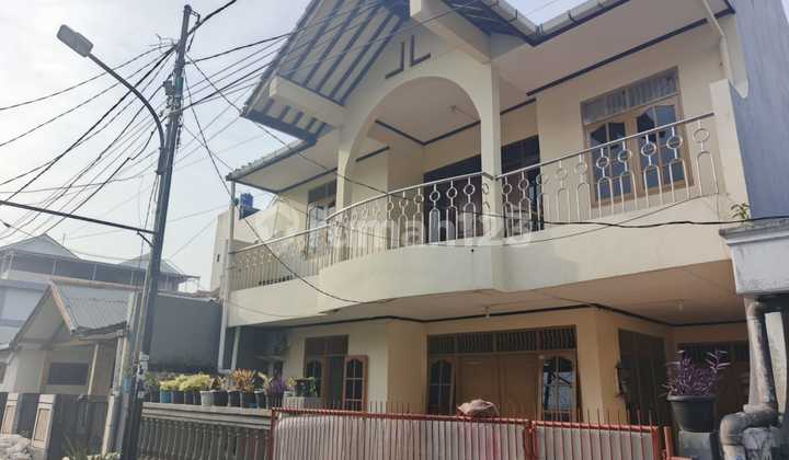 For sale, ready-to-live 2-story house in East Rawasari, 2-car road, flood-free, Central Jakarta.