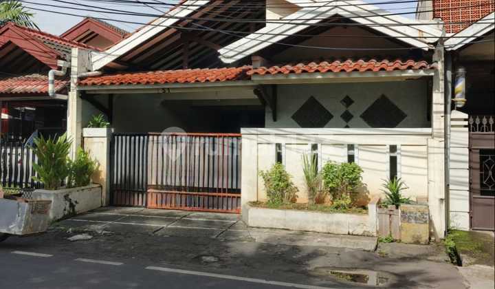 "For sale, ready-to-occupy house by a good roadside, ideal for business, office, or boarding house. Rawamangun, East Jakarta."