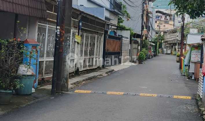 For Sale Standard House 2 Units, Plots Located in the Central Business District of the City Near Ambasador Mall, Ideal for Boarding Houses, Office/Workshops, Road Access for 2 Cars, Kuningan, South Jakarta. 2