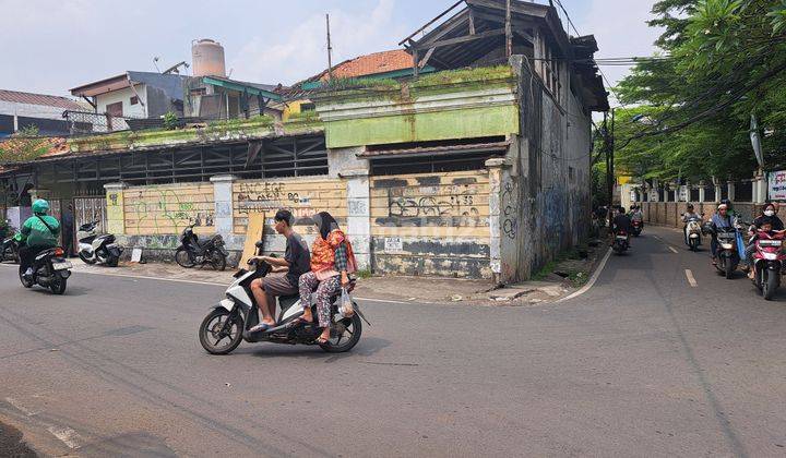 Rumah 2 lantai di hook letak strategis,  dekat mall Basura, di Jl Cipinang besar Selatan,  Jakarta Timur.  1